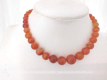 Voici un superbe ras de cou court de 38 cm de long aux belle perles rondes en verre ou pierre polis de couleur orange. Pour un petit tour de cou  mais superbe sur un décolleté !