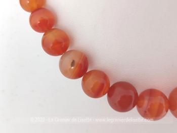 Voici un superbe ras de cou court de 38 cm de long aux belle perles rondes en verre ou pierre polis de couleur orange. Pour un petit tour de cou  mais superbe sur un décolleté !