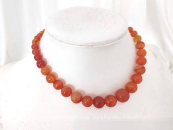 Voici un superbe ras de cou court de 38 cm de long aux belle perles rondes en verre ou pierre polis de couleur orange. Pour un petit tour de cou  mais superbe sur un décolleté !