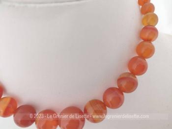 Voici un superbe ras de cou court de 38 cm de long aux belle perles rondes en verre ou pierre polis de couleur orange. Pour un petit tour de cou  mais superbe sur un décolleté !