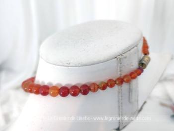 Voici un superbe ras de cou court de 38 cm de long aux belle perles rondes en verre ou pierre polis de couleur orange. Pour un petit tour de cou  mais superbe sur un décolleté !