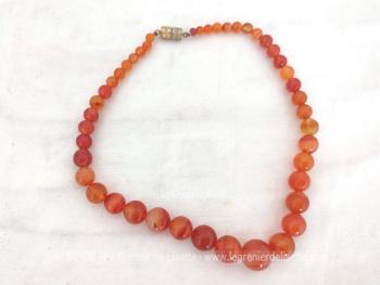 Voici un superbe ras de cou court de 38 cm de long aux belle perles rondes en verre ou pierre polis de couleur orange. Pour un petit tour de cou  mais superbe sur un décolleté !