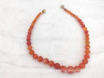 Voici un superbe ras de cou court de 38 cm de long aux belle perles rondes en verre ou pierre polis de couleur orange. Pour un petit tour de cou  mais superbe sur un décolleté !
