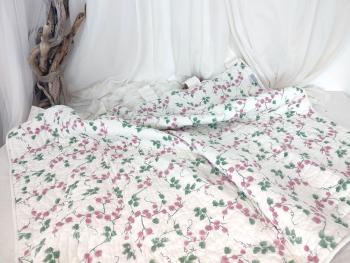 Voici un adorable petit rideau façon boutis de 90 x 100 cm (plus passant) réalisé avec un tissus en 110 % coton avec deux faces différentes, mais toutes tendance shabby avec fleurs roses sur tige avec feuilles vertes.