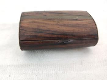 Voici une ancienne petite tabatière ou boite à priser, réalisée en bois d'orme et laiton, mesurant 6.5 x 4.5 x 2.5 cm.