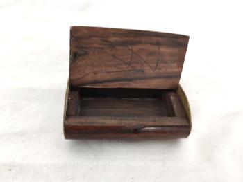 Voici une ancienne petite tabatière ou boite à priser, réalisée en bois d'orme et laiton, mesurant 6.5 x 4.5 x 2.5 cm.