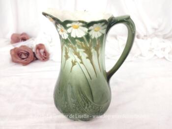 Estampillé St Clément et numéroté, voici un ancien et superbe pichet en barbotine vert avec col en vagues décoré de marguerites. Très tendance shabby et romantique !