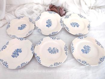 Très tendance shabby,  voici six assiettes à dessert de 18 cm de diamètre sur fond ivoire ou blanc cassé décoré de dessins aux tampons couleur bleu. Travail artisanal et superbe !