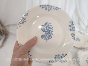 Très tendance shabby,  voici six assiettes à dessert de 18 cm de diamètre sur fond ivoire ou blanc cassé décoré de dessins aux tampons couleur bleu. Travail artisanal et superbe !