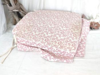 Sur 42 x 40 x 4 cm, voici un dessus de chaise avec mousse  habillé de deux tissus shabby roses, un avec des fleurs et l'autre avec des carreaux plus un volant de 9 cm et les liens pour tenir sur une chaise.