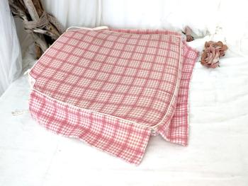 Sur 42 x 40 x 4 cm, voici un dessus de chaise avec mousse  habillé de deux tissus shabby roses, un avec des fleurs et l'autre avec des carreaux plus un volant de 9 cm et les liens pour tenir sur une chaise.