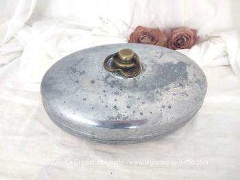 Avec son bouchon en laiton en forme de coeur, voici une ancienne bouillotte en zinc en très bon état, toujours fonctionnelle qui attend de reprendre vie pour vous réchauffer.