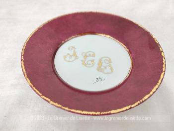 Très tendance shabby,  voici un duo d'assiettes à dessert en Porcelaine de Limoges France, une rose et l'autre grenat, peintes à la main et décorées de monogrammes dorés.