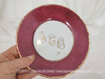 Très tendance shabby,  voici un duo d'assiettes à dessert en Porcelaine de Limoges France, une rose et l'autre grenat, peintes à la main et décorées de monogrammes dorés.