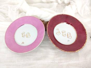 Très tendance shabby,  voici un duo d'assiettes à dessert en Porcelaine de Limoges France, une rose et l'autre grenat, peintes à la main et décorées de monogrammes dorés.