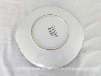 Voici une large assiette avec deux "oreilles" servant de anse et transformant cette grande assiette en plat de service. Décors japonisant roses. Pas ancienne et estampillée Sarreguemines garanti lave-vaisselle.