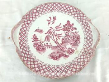 Voici une large assiette avec deux "oreilles" servant de anse et transformant cette grande assiette en plat de service. Décors japonisant roses. Pas ancienne et estampillée Sarreguemines garanti lave-vaisselle.