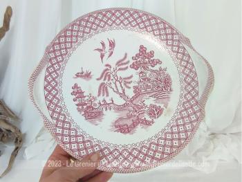 Voici une large assiette avec deux "oreilles" servant de anse et transformant cette grande assiette en plat de service. Décors japonisant roses. Pas ancienne et estampillée Sarreguemines garanti lave-vaisselle.