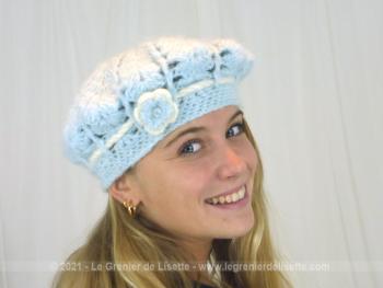 Fait main au crochet, voici un adorable béret en laine toute douce de couleur bleu pastel avec liseré blanc et sa petite fleur.