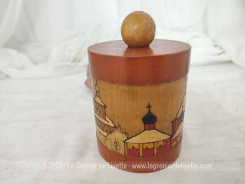 Sur 12 x 8 cm, voici une belle et ancienne boite en bois pour tabac à priser ou autres idées, décorée de gravures faites à la main représentant des paysages slaves. Original !