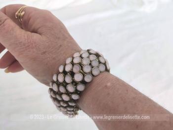 Voici un bracelet original en mailles en laiton articulées et reliées entre elles pour donner un effet apparent de 5 rangs de perles rose pale à facettes et enchevêtrées les unes aux autres.