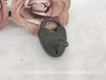 Voici un ancien petit cadenas en laiton de 3.5 cm de large avec sa mini clé et toujours opérationnel !