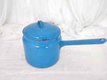 Emaillé d'un beau bleu, voici un ancien fait-tout ou cafetière ,avec une longue poignée rempli d'authenticité avec ses éclats et ses marques du temps passé .