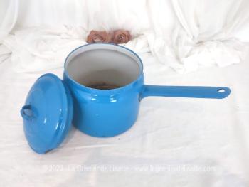 Emaillé d'un beau bleu, voici un ancien fait-tout ou cafetière ,avec une longue poignée rempli d'authenticité avec ses éclats et ses marques du temps passé .