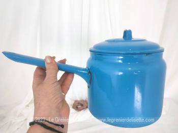 Emaillé d'un beau bleu, voici un ancien fait-tout ou cafetière ,avec une longue poignée rempli d'authenticité avec ses éclats et ses marques du temps passé .