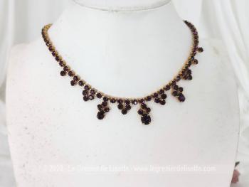 Voici un scintillant collier ras de cou aux pampilles en strass couleur rubis pour un effet clinquant et rempli d'éclat pour être sure de ne pas passer inaperçue !!