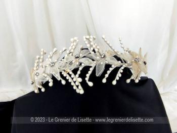 Superbe avec son air rétro et raffiné, voici un  diadème de mariée vintage formé par des pétales de fleurs habillés de tulle décorées tout autour par des tiges  de petites perles nacrées en cire. Années 80/90.