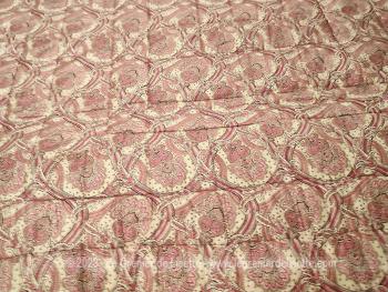 Sur 240 x 220 cm, voici un ancien couvre lit ou édredon matelassé habillé de tissus  soyeux aux motifs d'arabesques mélangeant la couleur fuchsia et écru.  Parfait pour un lit de toutes dimensions suivant  son utilisation.