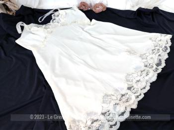 Voici un beau fond de robe datant des  années 60/70 en nylon de la marque Neyret avec une large dentelle et à l'encolure.Taille 46 de l'époque soit une taille 42 actuelle. Superbe et vintage !