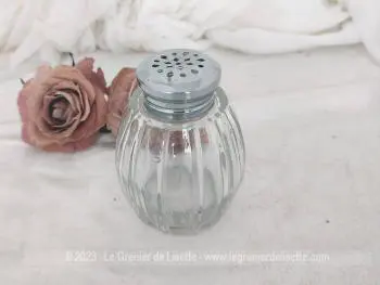 Voici un beau sucrier saupoudreur en verre soufflé de forme bombée et son couvercle percé de trous en forme de larmes et losange.
