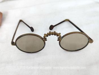 Voici un ancienne et bien originale paire de lunettes de soleil fait main en laiton ou bronze, d'origine asiatique avec forme de dragon sur l'emplacement du nez et ses branches pliable. Surement fin XIX°.