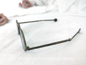 Voici un ancienne et bien originale paire de lunettes de soleil fait main en laiton ou bronze, d'origine asiatique avec forme de dragon sur l'emplacement du nez et ses branches pliable. Surement fin XIX°.