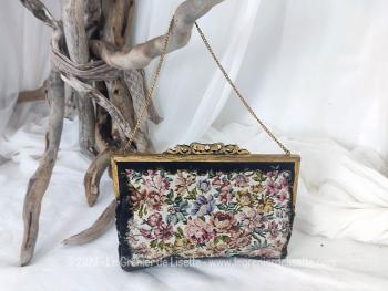 Ancien et original, voici une belle  minaudière ancienne en tapisserie sur fond noir, sa petite pochette amovible à l'intérieur ! Un adorable petit sac de soirée à main et vintage !