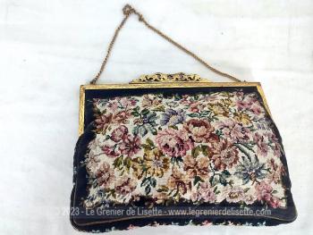 Ancien et original, voici une belle  minaudière ancienne en tapisserie sur fond noir, sa petite pochette amovible à l'intérieur ! Un adorable petit sac de soirée à main et vintage !