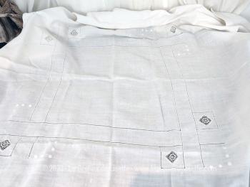 En coton de lin blanc, voici une ancienne nappe de 160 x 155  cm fait main et remplie du charme simple et élégant de broderies, de jours de Venise formant un quadrillage pour mettre en valeur de petites incrustations de dentelle.