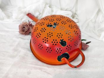 Pour décoration ou utilisation, voici une ancienne passoire écumoire émaillée sur l'extérieur de couleur orange et gris à l'intérieur. Eclats d'émail pour une superbe patine remplie d'authenticité !