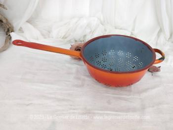 Pour décoration ou utilisation, voici une ancienne passoire écumoire émaillée sur l'extérieur de couleur orange et gris à l'intérieur. Eclats d'émail pour une superbe patine remplie d'authenticité !