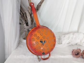 Pour décoration ou utilisation, voici une ancienne passoire écumoire émaillée sur l'extérieur de couleur orange et gris à l'intérieur. Eclats d'émail pour une superbe patine remplie d'authenticité !