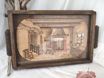 Datant des années 60/70, voici un plateau en bois fait main avec en décoration un dessin en pyrogravure représentant une scène de vie au coin de feu, et colorisé par endroit. Pièce unique.