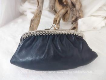 Voici un beau porte monnaie en cuir marine au fermoir ciselé avec une petite poche intérieure également en cuir marine et son fermoir.