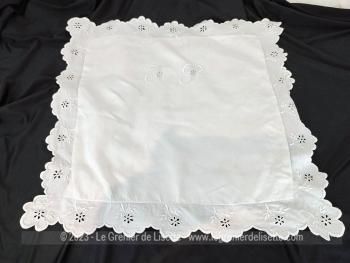 Fait main, voici une ancienne petite taie de coussin brodée des monogrammes JP  prévue pour un coussin de 36 x 36 plus une bordure de 5 cm de dentelle ajourée tout autour .