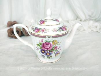 Datant des années 80, voici une superbe théière en porcelaine anglaise estampillée 