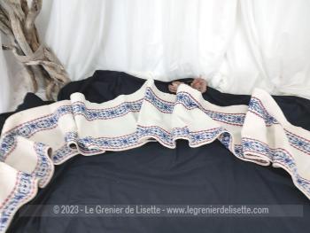 Sur 24 cm de large et 200 cm de long, voici un ancien tour de cheminée ou petit rideau en tissus basque écru aux broderies rouges et bleues pour étagère, haut de porte ou tour de cheminée.