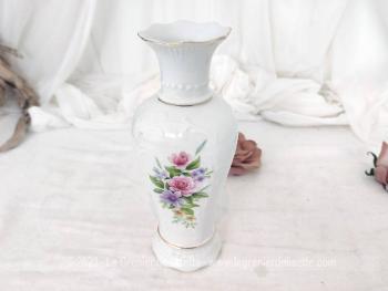 Voici un adorable petit vase des années 70 formé par 3 pans arrondis et décoré sur ses 3 faces par un bouquet de fleurs aux tons pastel. Il porte l'estampille 