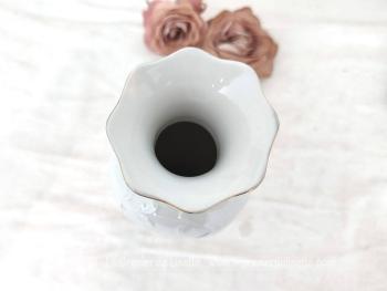 Voici un adorable petit vase des années 70 formé par 3 pans arrondis et décoré sur ses 3 faces par un bouquet de fleurs aux tons pastel. Il porte l'estampille 