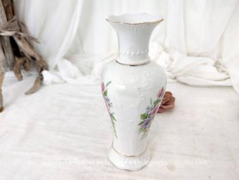 Voici un adorable petit vase des années 70 formé par 3 pans arrondis et décoré sur ses 3 faces par un bouquet de fleurs aux tons pastel. Il porte l'estampille 